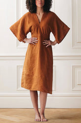 Vestido midi con escote en V y mangas murciélago con abertura